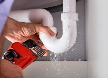 fontanero logroño reparando fuga de agua